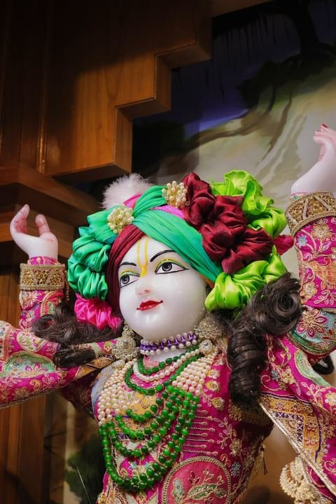 इस्कॉन सातारा येथील दर्शन — छायाचित्र १ / १६