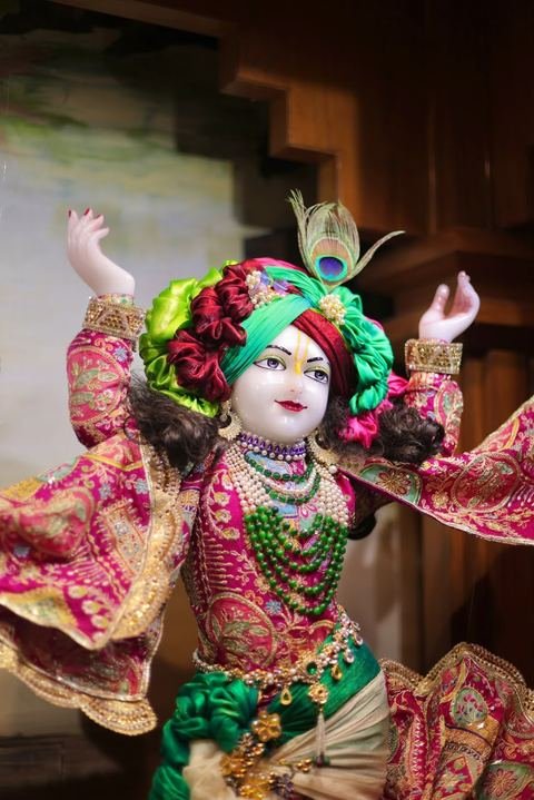 इस्कॉन सातारा येथील दर्शन — छायाचित्र ३ / १६