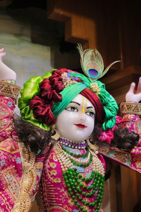 इस्कॉन सातारा येथील दर्शन — छायाचित्र ४ / १६