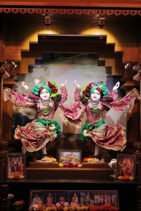 इस्कॉन सातारा येथील दर्शन — छायाचित्र ६ / १६