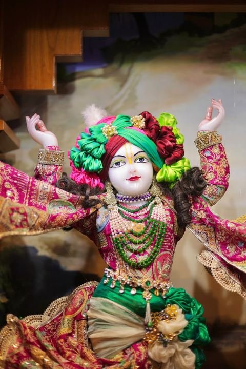 इस्कॉन सातारा येथील दर्शन — छायाचित्र ७ / १६