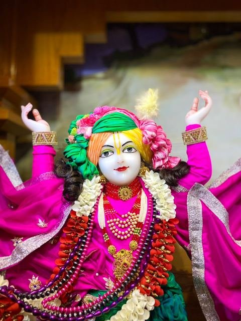 इस्कॉन सातारा येथील दर्शन — छायाचित्र ११ / १६