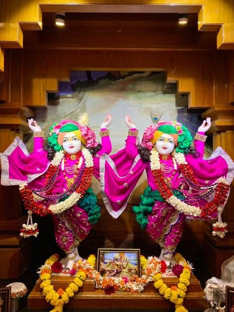 इस्कॉन सातारा येथील दर्शन — छायाचित्र १५ / १६