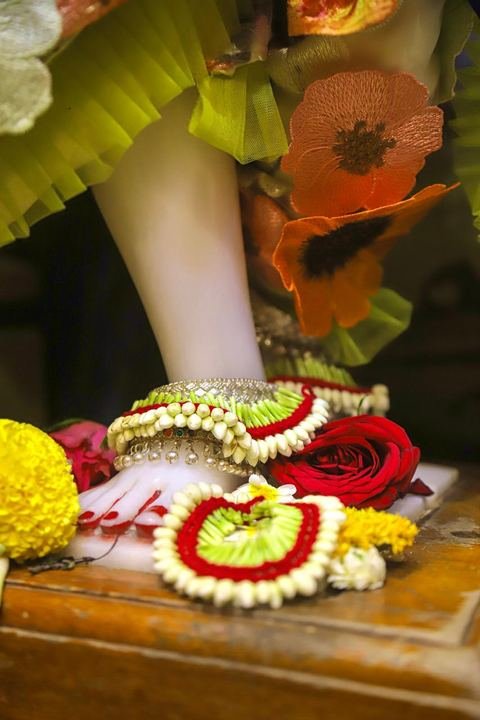 गौर पौर्णिमा निमित्त सुशोभित श्री श्री गौर-नीताई, इस्कॉन सातारा — छायाचित्र ८ / १७