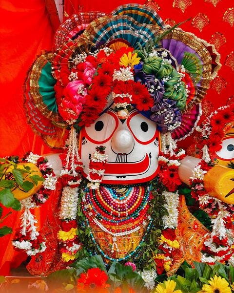 रथयात्रा २०२६ निमित्त सुशोभित भगवान जगन्नाथ, बलदेव आणि सुभद्रा, इस्कॉन सातारा — छायाचित्र १ / १६