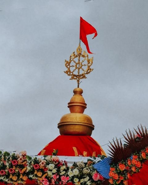 रथयात्रा २०२६ निमित्त सुशोभित भगवान जगन्नाथ, बलदेव आणि सुभद्रा, इस्कॉन सातारा — छायाचित्र २ / १६