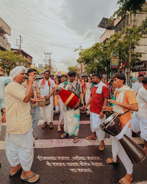 रथयात्रा २०२६ निमित्त सुशोभित भगवान जगन्नाथ, बलदेव आणि सुभद्रा, इस्कॉन सातारा — छायाचित्र ४ / १६