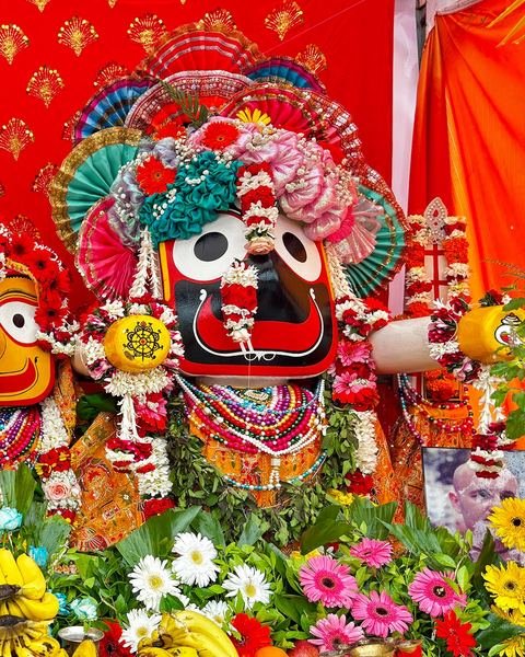 रथयात्रा २०२६ निमित्त सुशोभित भगवान जगन्नाथ, बलदेव आणि सुभद्रा, इस्कॉन सातारा — छायाचित्र ५ / १६