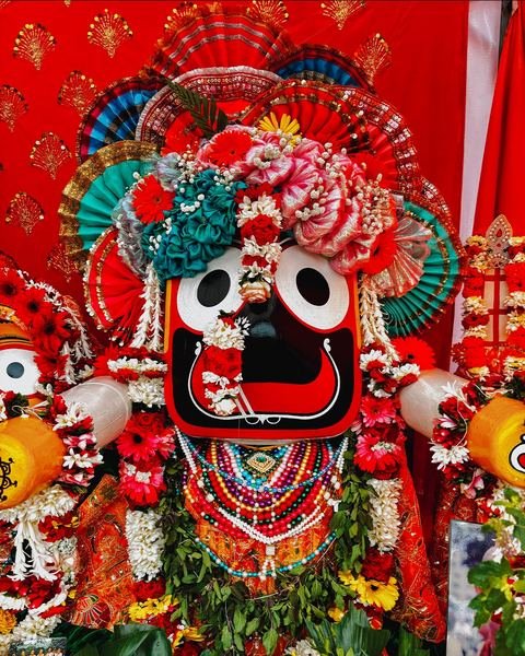 रथयात्रा २०२६ निमित्त सुशोभित भगवान जगन्नाथ, बलदेव आणि सुभद्रा, इस्कॉन सातारा — छायाचित्र १२ / १६