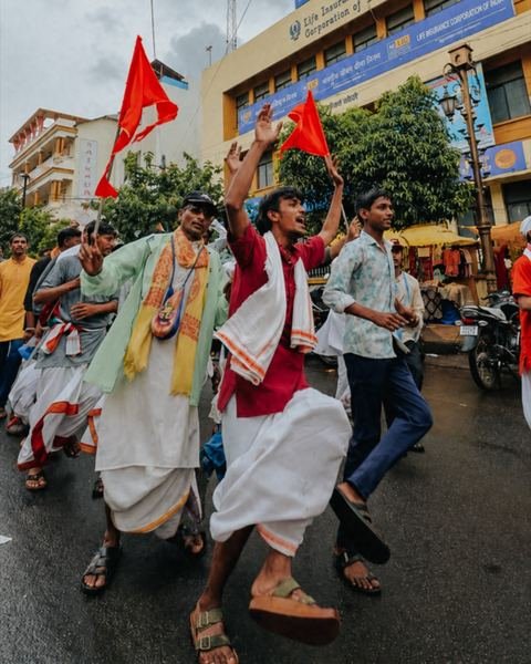 रथयात्रा २०२६ निमित्त सुशोभित भगवान जगन्नाथ, बलदेव आणि सुभद्रा, इस्कॉन सातारा — छायाचित्र १३ / १६