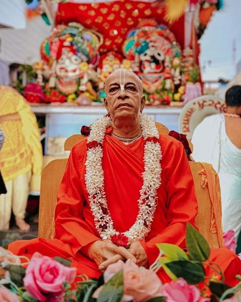 रथयात्रा २०२६ निमित्त सुशोभित भगवान जगन्नाथ, बलदेव आणि सुभद्रा, इस्कॉन सातारा — छायाचित्र १४ / १६