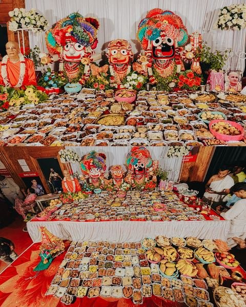 रथयात्रा २०२६ निमित्त सुशोभित भगवान जगन्नाथ, बलदेव आणि सुभद्रा, इस्कॉन सातारा — छायाचित्र १५ / १६