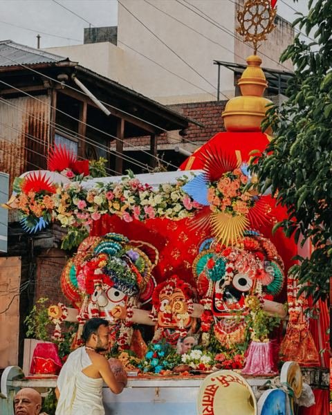 रथयात्रा २०२६ निमित्त सुशोभित भगवान जगन्नाथ, बलदेव आणि सुभद्रा, इस्कॉन सातारा — छायाचित्र १६ / १६