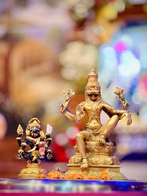 इस्कॉन सातारा येथील नृसिंह चतुर्दशी अभिषेक — छायाचित्र १ / १०