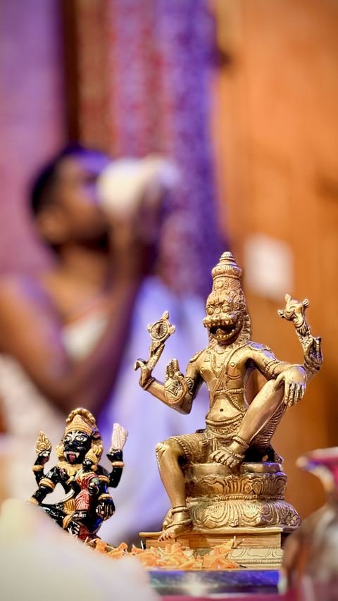 इस्कॉन सातारा येथील नृसिंह चतुर्दशी अभिषेक — छायाचित्र ३ / १०