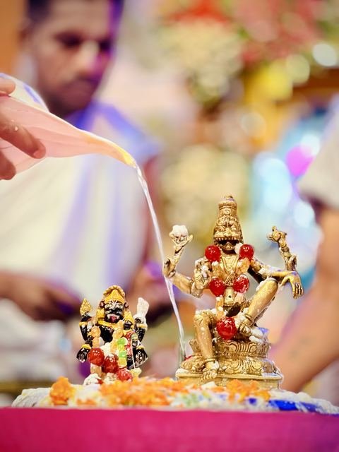 इस्कॉन सातारा येथील नृसिंह चतुर्दशी अभिषेक — छायाचित्र ४ / १०