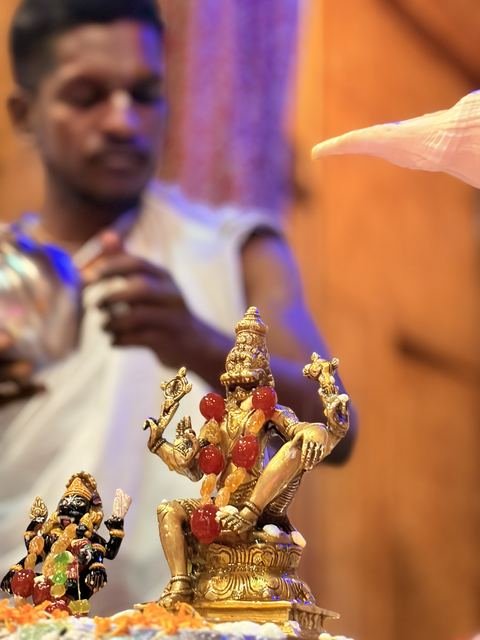 इस्कॉन सातारा येथील नृसिंह चतुर्दशी अभिषेक — छायाचित्र ६ / १०
