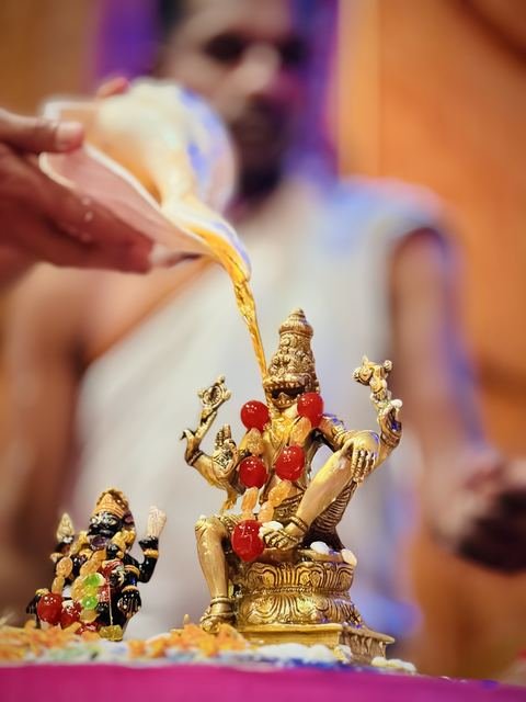इस्कॉन सातारा येथील नृसिंह चतुर्दशी अभिषेक — छायाचित्र ७ / १०