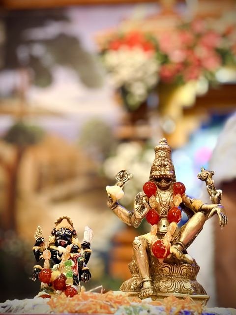 इस्कॉन सातारा येथील नृसिंह चतुर्दशी अभिषेक — छायाचित्र ८ / १०