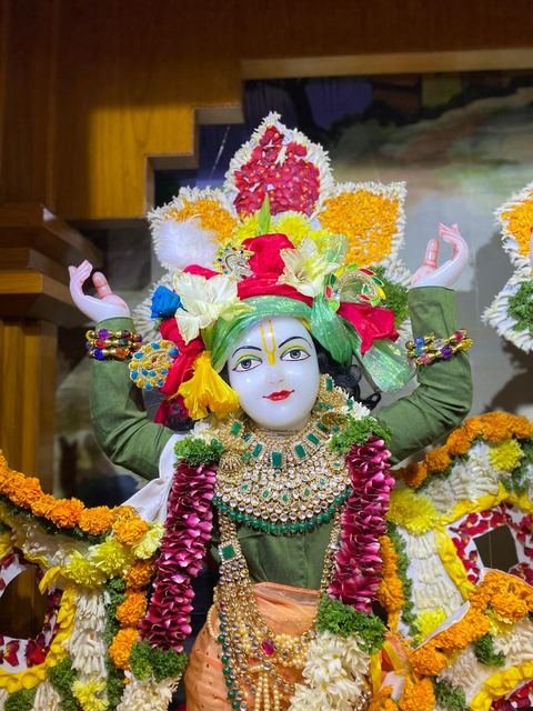 पुष्प अभिषेकासाठी फुलांनी सजवलेले विग्रह, इस्कॉन सातारा — छायाचित्र १ / १०