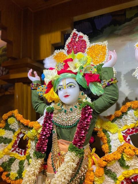 पुष्प अभिषेकासाठी फुलांनी सजवलेले विग्रह, इस्कॉन सातारा — छायाचित्र २ / १०