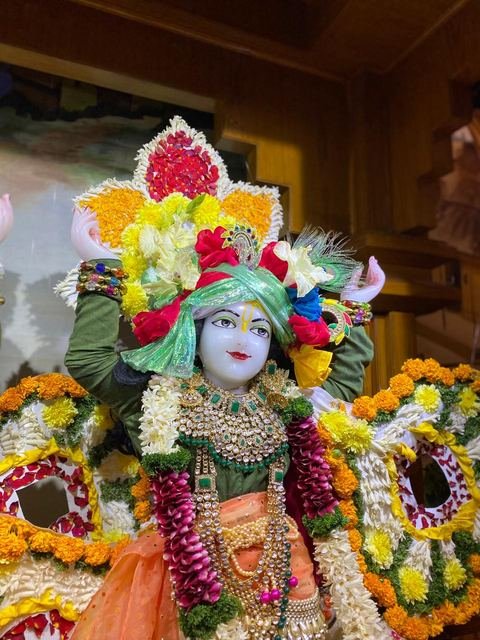 पुष्प अभिषेकासाठी फुलांनी सजवलेले विग्रह, इस्कॉन सातारा — छायाचित्र ३ / १०