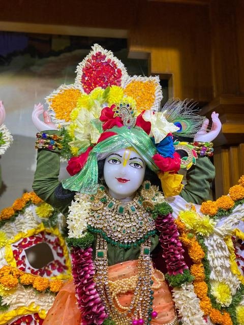 पुष्प अभिषेकासाठी फुलांनी सजवलेले विग्रह, इस्कॉन सातारा — छायाचित्र ४ / १०