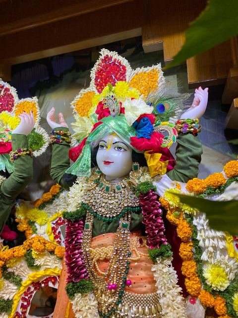 पुष्प अभिषेकासाठी फुलांनी सजवलेले विग्रह, इस्कॉन सातारा — छायाचित्र ५ / १०