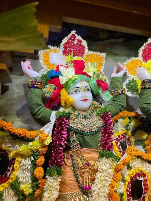 पुष्प अभिषेकासाठी फुलांनी सजवलेले विग्रह, इस्कॉन सातारा — छायाचित्र ७ / १०
