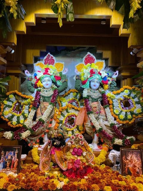 पुष्प अभिषेकासाठी फुलांनी सजवलेले विग्रह, इस्कॉन सातारा — छायाचित्र ९ / १०