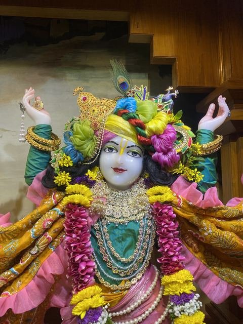 इस्कॉन सातारा येथील श्रीकृष्ण जन्माष्टमी उत्सव — छायाचित्र ७ / ५१