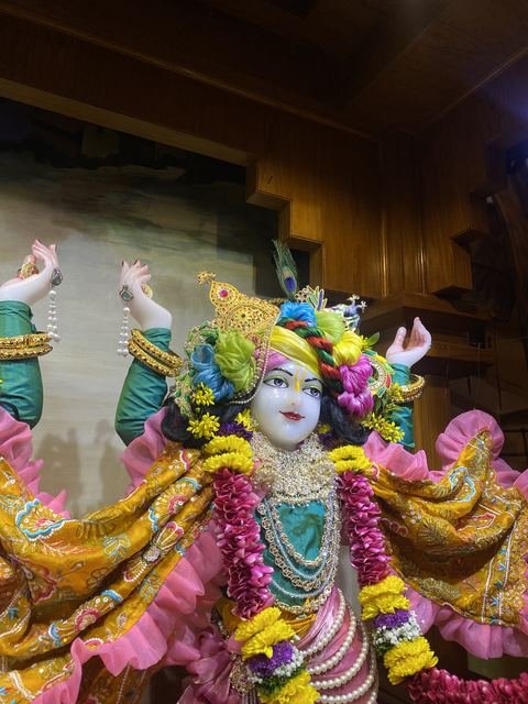 इस्कॉन सातारा येथील श्रीकृष्ण जन्माष्टमी उत्सव — छायाचित्र ९ / ५१