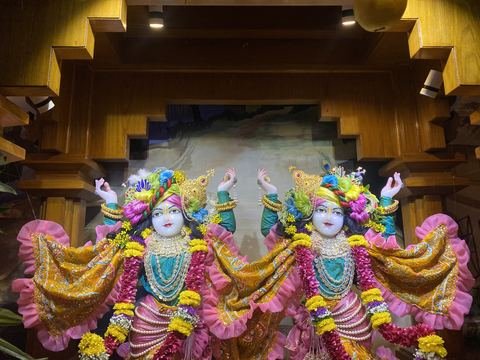 इस्कॉन सातारा येथील श्रीकृष्ण जन्माष्टमी उत्सव — छायाचित्र १४ / ५१