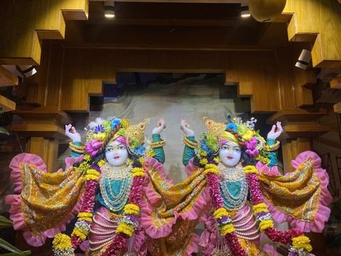 इस्कॉन सातारा येथील श्रीकृष्ण जन्माष्टमी उत्सव — छायाचित्र १५ / ५१