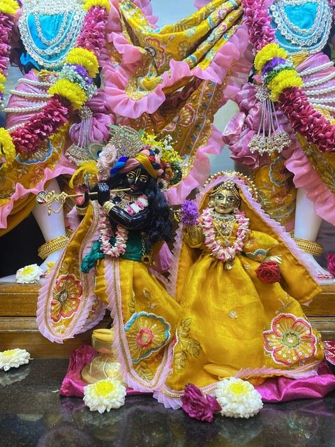 इस्कॉन सातारा येथील श्रीकृष्ण जन्माष्टमी उत्सव — छायाचित्र १६ / ५१