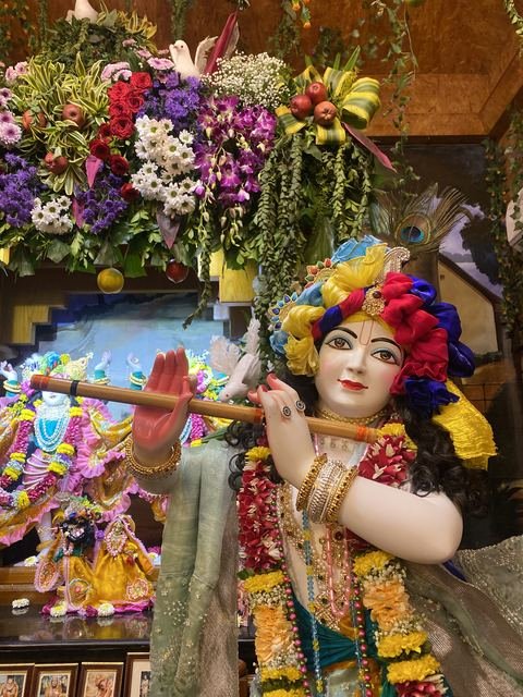 इस्कॉन सातारा येथील श्रीकृष्ण जन्माष्टमी उत्सव — छायाचित्र २२ / ५१