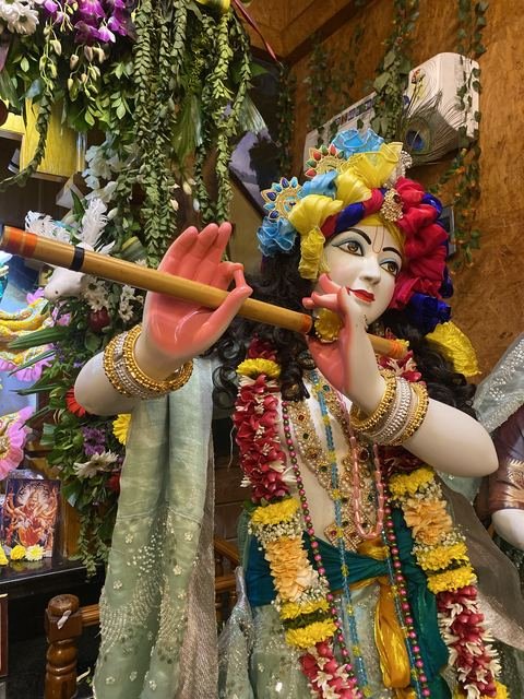 इस्कॉन सातारा येथील श्रीकृष्ण जन्माष्टमी उत्सव — छायाचित्र २४ / ५१