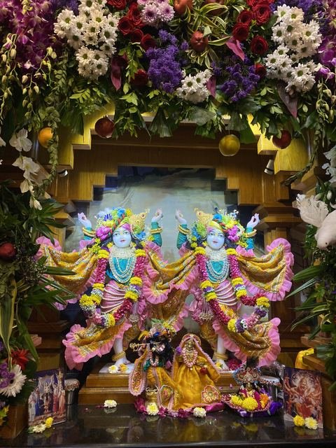 इस्कॉन सातारा येथील श्रीकृष्ण जन्माष्टमी उत्सव — छायाचित्र २७ / ५१