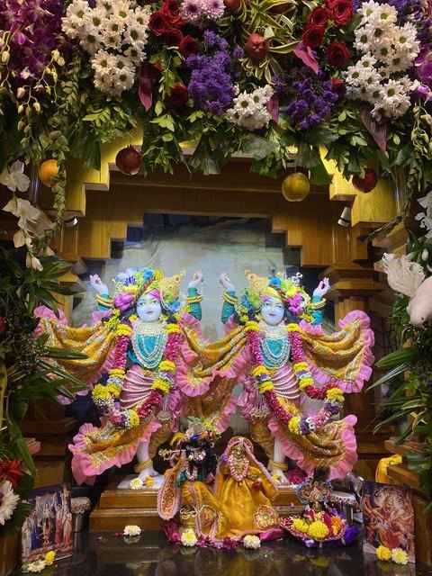 इस्कॉन सातारा येथील श्रीकृष्ण जन्माष्टमी उत्सव — छायाचित्र २८ / ५१