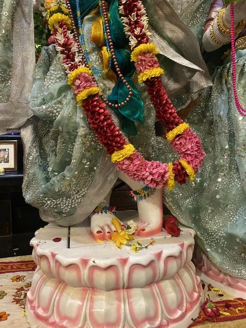 इस्कॉन सातारा येथील श्रीकृष्ण जन्माष्टमी उत्सव — छायाचित्र २९ / ५१