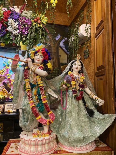 इस्कॉन सातारा येथील श्रीकृष्ण जन्माष्टमी उत्सव — छायाचित्र ३४ / ५१