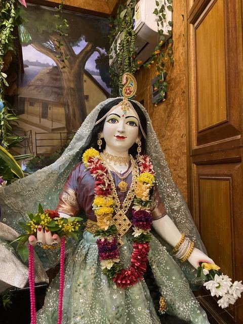 इस्कॉन सातारा येथील श्रीकृष्ण जन्माष्टमी उत्सव — छायाचित्र ३७ / ५१