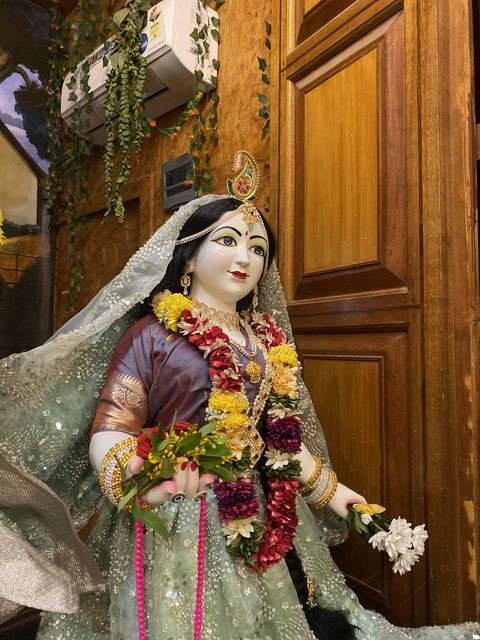 इस्कॉन सातारा येथील श्रीकृष्ण जन्माष्टमी उत्सव — छायाचित्र ३८ / ५१