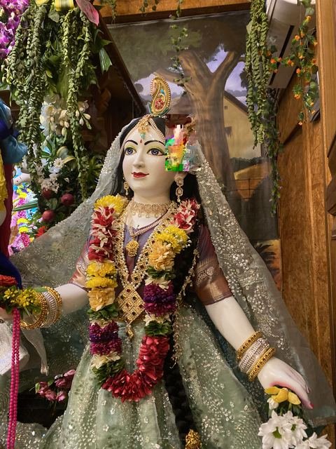 इस्कॉन सातारा येथील श्रीकृष्ण जन्माष्टमी उत्सव — छायाचित्र ३९ / ५१