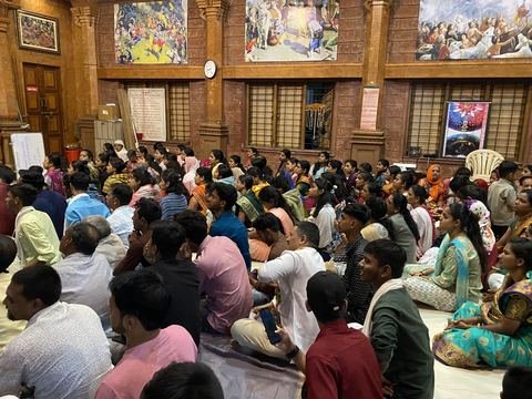 इस्कॉन सातारा येथील साप्ताहिक सत्संग — छायाचित्र १ / ९
