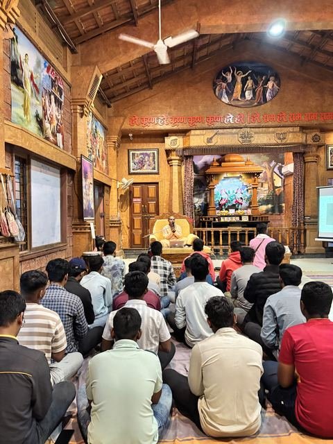 इस्कॉन सातारा येथील युवा कार्यक्रम — छायाचित्र १ / १७