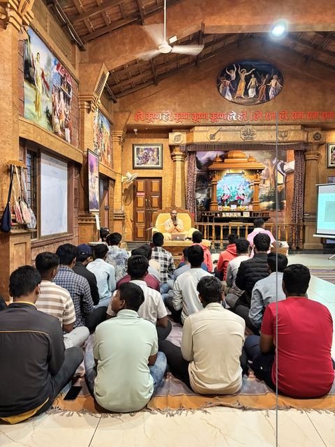 इस्कॉन सातारा येथील युवा कार्यक्रम — छायाचित्र २ / १७
