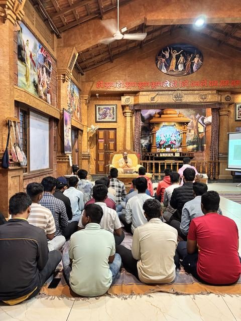 इस्कॉन सातारा येथील युवा कार्यक्रम — छायाचित्र ३ / १७