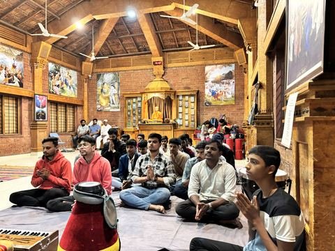इस्कॉन सातारा येथील युवा कार्यक्रम — छायाचित्र ४ / १७
