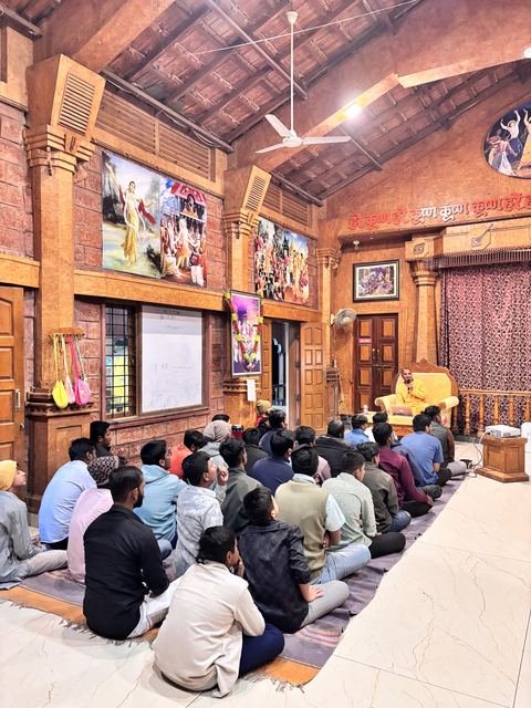 इस्कॉन सातारा येथील युवा कार्यक्रम — छायाचित्र १० / १७